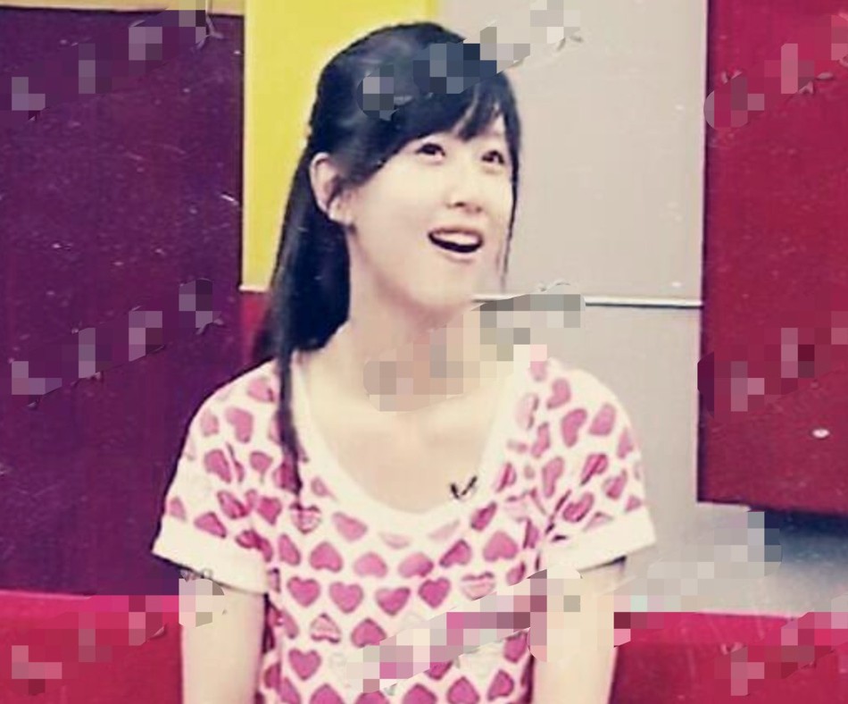 李小冉在鄢颇病房外接受媒体采访旧照