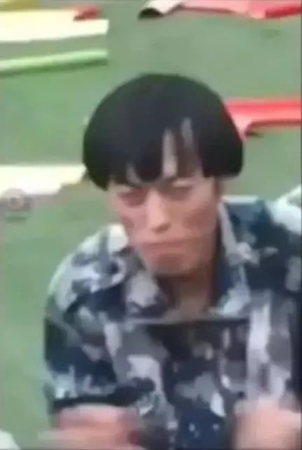 牌牌琦早年团队社会摇团播现场截图，一群黑衣锅盖头青年整齐列队