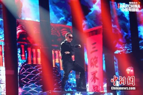 2017年《中国有嘻哈》总决赛PGone夺冠时刻的舞台照