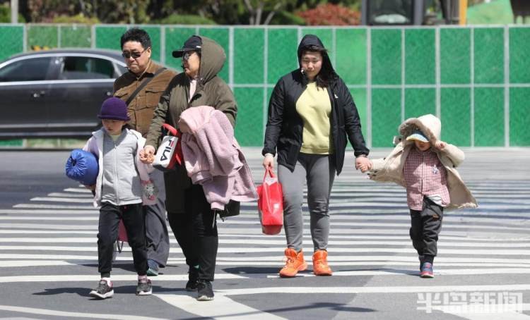 海清独自在街头带孩子出行的路人抓拍