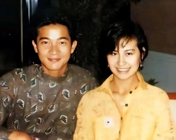 何超琼婚礼佩戴珍珠耳环特写