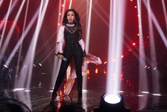 鞠婧祎2026年QQ音乐超级巅峰之夜领奖现场照