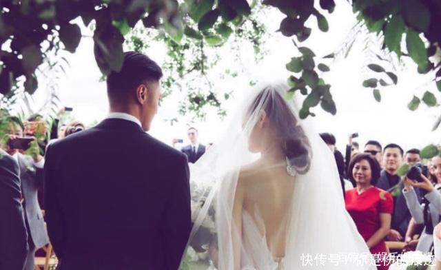 杨丞琳晒出的婚礼一周年婚纱背影照