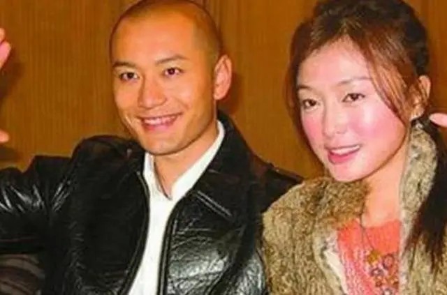 刘銮雄与多位港姐在颁奖礼同框的旧照