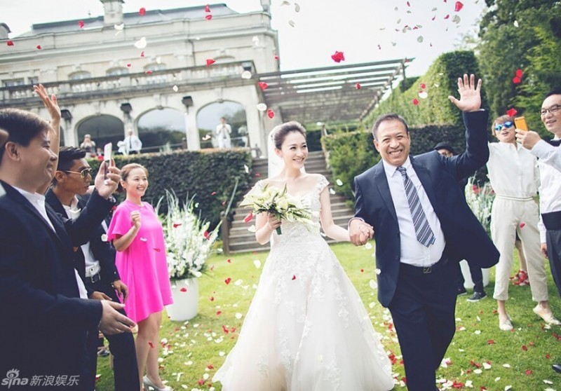 李小冉与徐佳宁在比利时婚礼现场的照片，婚礼简约温馨