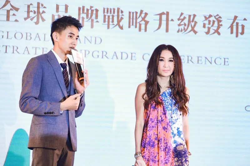 汪小菲在某直播活动中的现场照片