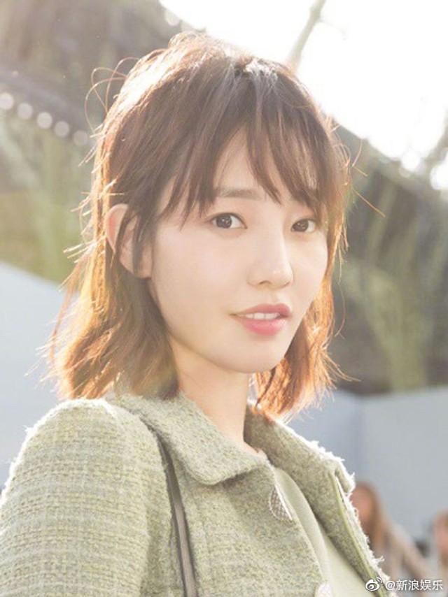 白百何与张思麟同框出行日常路透照