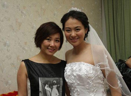 沈傲君与外交官丈夫的婚纱照，新郎面部被遮挡或模糊处理