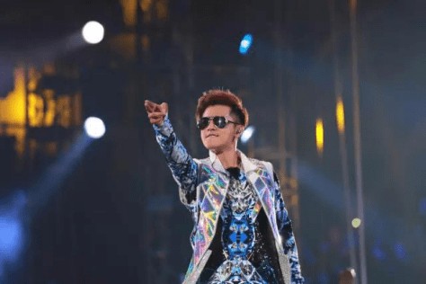 罗志祥早年《极限挑战》节目截图与近期舞台表演对比