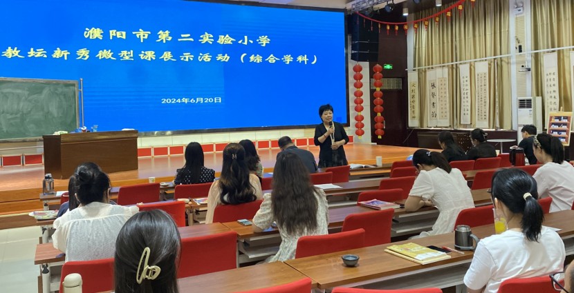 苏有朋在长江商学院上课或参加活动的照片，展现“自我提升”的生活状态