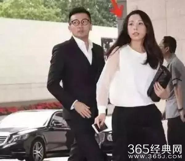 苏有朋与经纪人Amy被拍到的同框工作照，两人保持适当距离