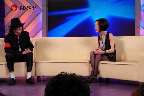 贾玲接受鲁豫专访时的从容特写照