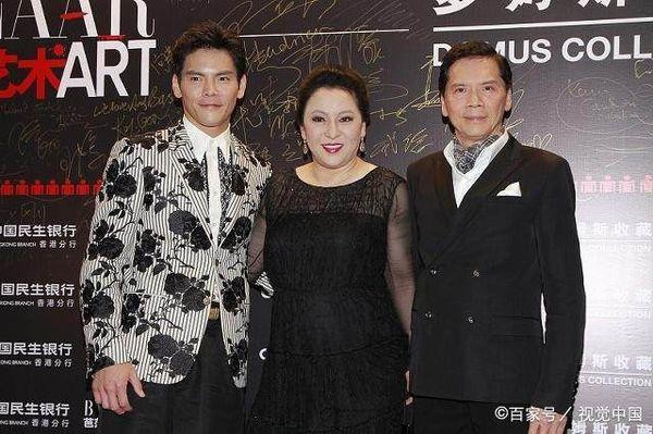 《鲁豫有约》中向华强首次接受专访的画面截图