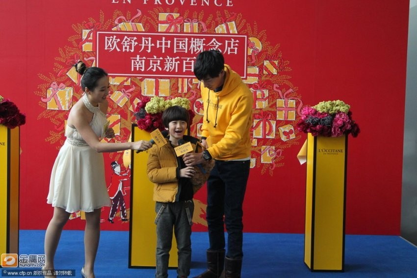 两人各自出席商业活动的拼图，展示独立发展的状态
