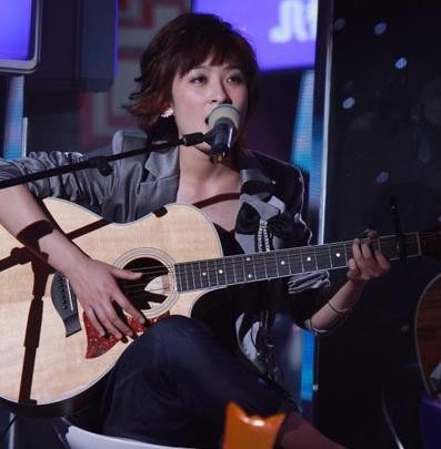2009年快乐女声比赛现场曾轶可与评委沈黎晖的镜头