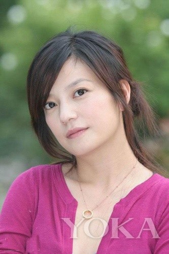 赵薇早年接受采访面带笑容的截图