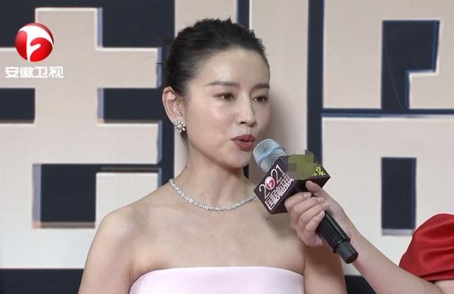 董洁近期直播带货截图，状态松弛专注介绍产品