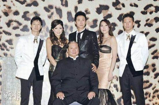 洪金宝与三个儿子洪天明、洪天祥、洪天照的家族合影