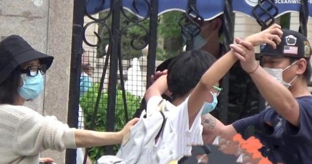 白百何与儿子元宝在街头散步的同框生图
