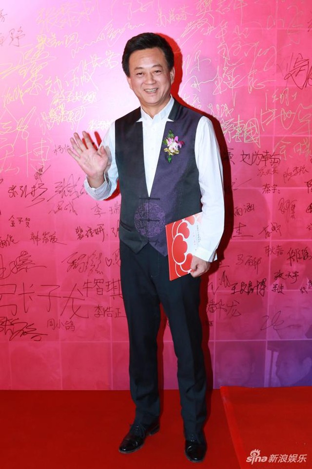 朱军复出后参加公益活动的近照
