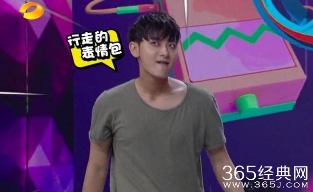 何炅在节目中蹲下身倾听嘉宾说话，眼神专注的特写镜头
