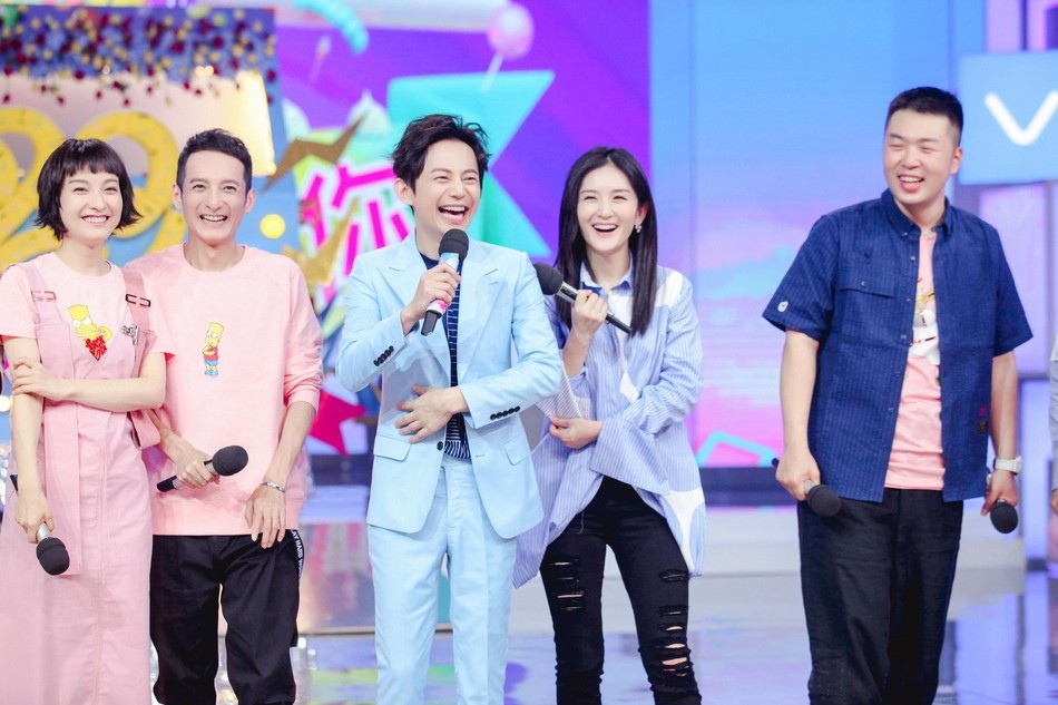 何炅与快乐家族成员在节目中拥抱大笑的温馨合照