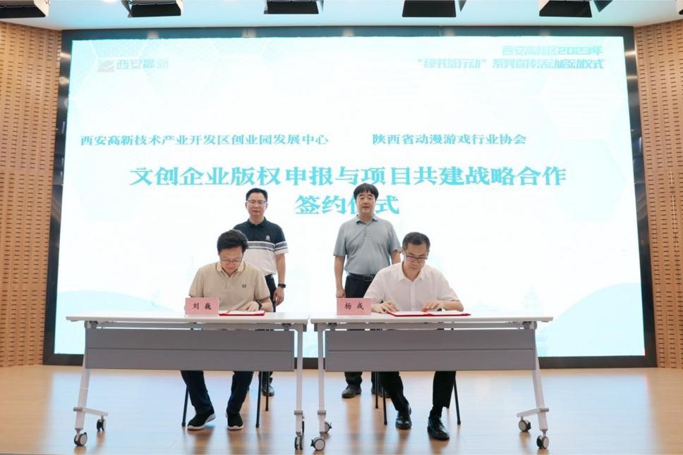影视项目开机仪式或宣传活动的合影，展示当事人同框画面