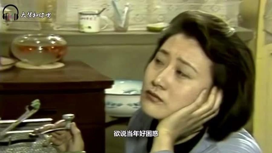 毛阿敏早年演唱《渴望》的经典舞台截图
